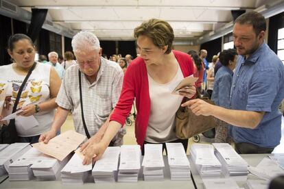 Ada Colau, alcaldesa de Barcelona, elige su papeleta en un colegio electoral de Barcelona.