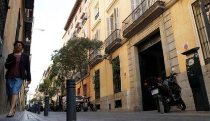 Portal del edificio en el que se encuentra la vivienda de la presidenta de la Comunidad, en Malasaña.