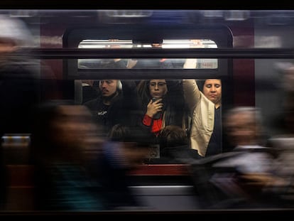 Trabajadores viajan en el subterráneo a hora pico, en Santiago, en 2019.