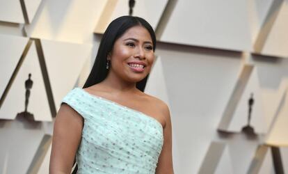 Yalitza Aparicio en la alfombra roja de los Oscar.