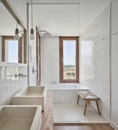 El baño de la casa, decorado en tonos blancos, potencia la luz. 