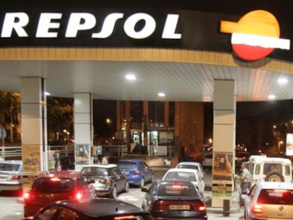Colas de vehículos en la gasolinera de Repsol en Madrid