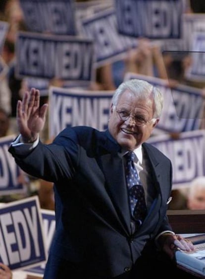 El senador Ted Kennedy saluda al final de un mitin celebrado en Boston en julio de 2004.