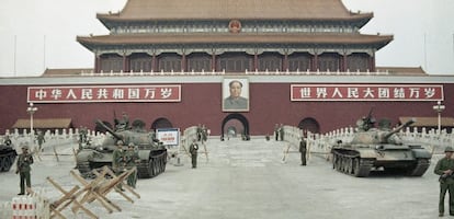 Oficiales chinos resguardan la plaza Tiananmen, el 10 de junio de 1989.