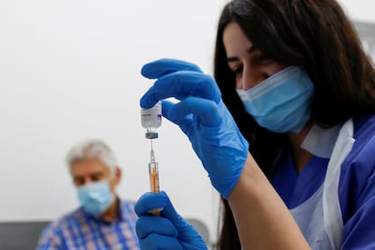 Una sanitaria prepara una dosis de la vacuna de AstraZeneca y la Universidad de Oxford, el 14 de enero en Londres.