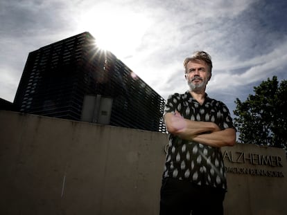 El actor Tristán Ulloa, que tiene a su madre enferma de alzhéimer en la Residencia Fundación Reina Sofia, en Madrid, donde las familias han protestado por la mala atención.