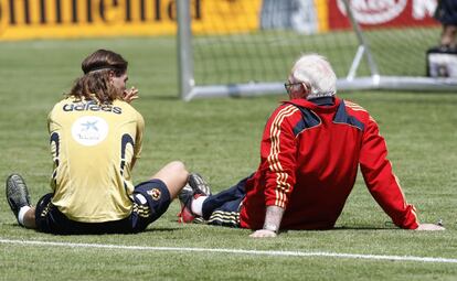 El seleccionador Luis Aragonés conversa con Sergio Ramos, durante un entrenamiento del equipo español en Neustift ( Austria) , durante la fase final de la Eurocopa 2008 de fútbol que se disputa en Austria y Suiza.