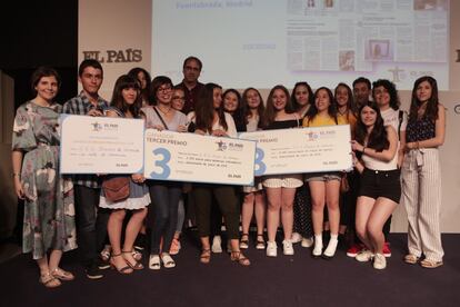 El grupo del IES Barrio de Loranca, de Madrid, recoge el tercer premio al Mejor Periódico por 'La lente de Loranca'.