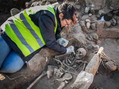 Un arqueólogo excava una de las tumbas visigodas descubiertas.