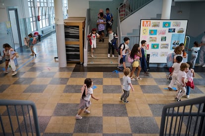 Alumnos del colegio Vázquez de Mella en Pamplona, en su último día de clase este curso.