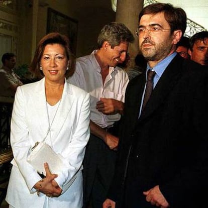 Maria Antònia Munar y Francesc Antich, después de formalizarse el pacto de 1999.