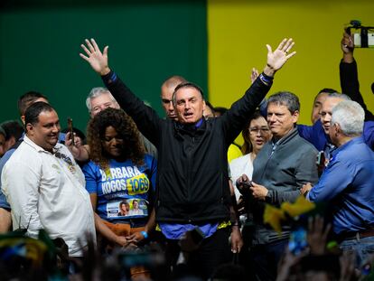 El presidente de Brasil, Jair Bolsonaro, durante un mitin de campaña en Santos.