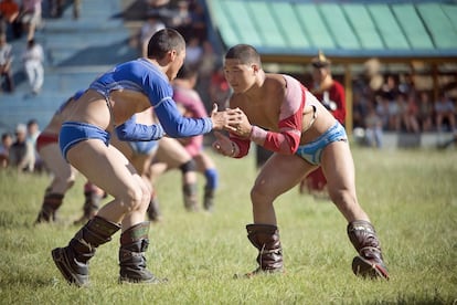 El mes más caluroso en Mongolia (se pueden alcanzar los 30°C) invita a disfrutar de un espectáculo único: el Naadam. Un festival tradicional de 'artes viriles' que incluye carreras de caballos, tiro con arco y lucha libre (en la foto). Los nómadas se reúnen en la capital, Ulán Bator, y los lugareños juegan con shagai (huesos del tobillo de las ovejas).