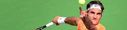 Federer se dispone a hacer un saque.
