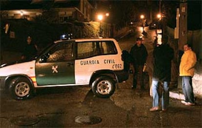 Miembros de la Guardia Civil vigilaban una calle de la urbanización El Mirador, en Collado Mediano.