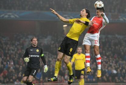 Alexis S&aacute;nchez, del Arsenal, y Neven Subotic, del Dortmund, ayer.