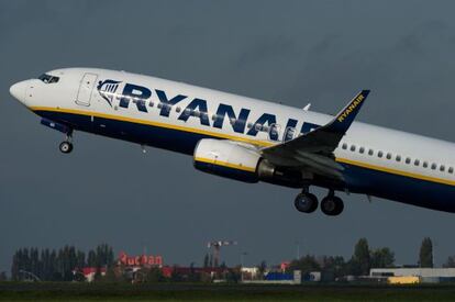 Un avión de ryanair despega en un aeropuerto francés