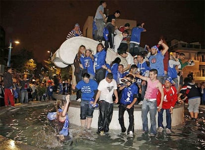 Decenas de seguidores del Getafe se bañan en la <i>Cibelina</i> pese a que su equipo perdió la final contra el Valencia.