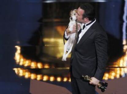 Jean Dujardin, besa a su compañero de reparto en The Artist, el perro Uggi, tras recoger el Oscar a mejor actor.