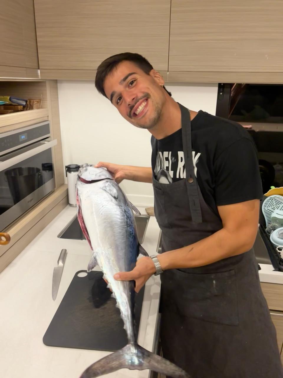 El chef Miguel Orts en la cocina del barco de un cliente.