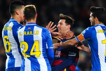 Leo Messi, rodeado de jugadores del Espanyol, durante la ida de los octavos de Copa. 