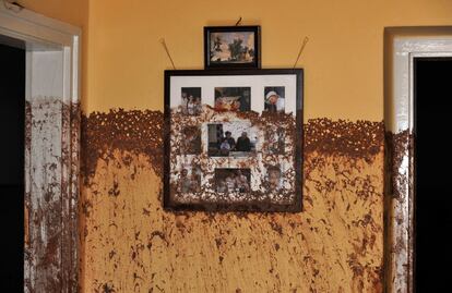 Las marcas de barro, en la pared de una casa afectada por la riada de barro tóxico en Kolontar.