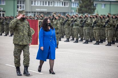 Vjosa Osmani, el pasado febrero, cuando aún era presidenta interina, saluda a soldados del Ejército kosovar, en Prístina.