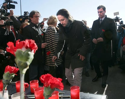 El secretario general del PSOE, Pedro Sánchez y el líder de Podemos, Pablo Iglesias, durante el homenaje a las víctimas de los atentados terroristas del 11-M en la estación de Atocha.