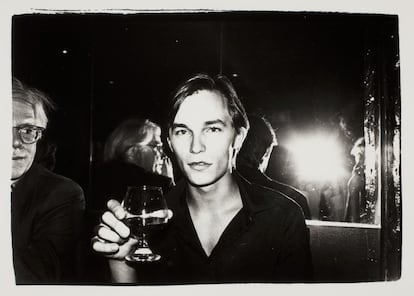 La exposición 'Percepciones' en la fundación Canal hace una revisión de los roles masculino y femenino en las instantáneas. En la imagen, Andy Warhol con un joven, 1984.