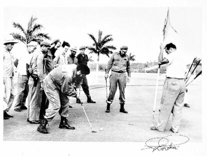 El fotógrafo llegó entonces a un acuerdo al margen de los tribunales con la empresa que le reportó 50.000 dólares, dinero que donó al sistema sanitario cubano con el argumento de que si el Che hubiera estado vivo, habría hecho lo mismo. En la imagen, Ernesto <i>Che</i> Guevara jugando al golf junto a Fidel Castro.