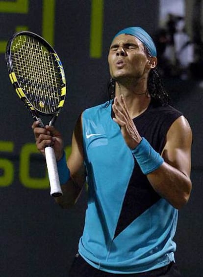 El jugador español Rafael Nadal reacciona tras perder un punto durante el partido ante Novak Djokovic.