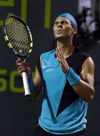 El jugador español Rafael Nadal reacciona tras perder un punto durante el partido ante Novak Djokovic.