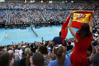 Seguidores españoles animan a Nadal durante la final. “Si no soy capaz de jugar a mi máximo, simplemente no tendré la oportunidad de ganar”, explicó el campeón de 20 grandes en su última rueda de prensa tras la victoria frente al italiano Matteo Berrettini (7º) en cuatro sets.