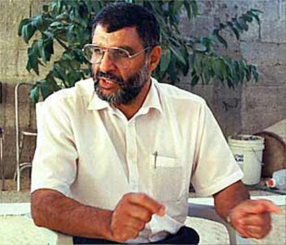 El líder político de Hamás, Abdelaziz al Rantisi, hace tres años, en su domicilio en Gaza.