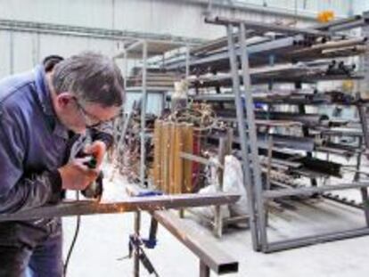 Obrero trabajando en el interior de las instalaciones de la Fundici&oacute;n Casa Sancena.