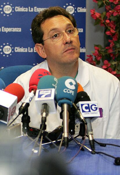 El doctor Mikel Sánchez, durante una conferencia de prensa.