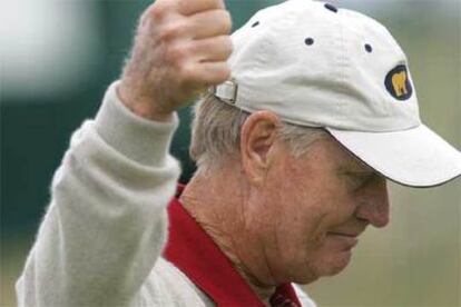 Jack Nicklaus saluda durante la primera ronda del Open Británico en Saint Andrews.