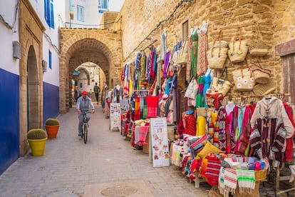 Artesanía, colocada a los pies de la muralla.