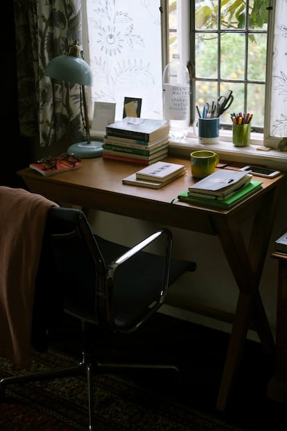El escritorio donde trabaja la autora, con el cuaderno negro con una foto de Derek Jarman en la portada donde prepara su próxima obra.