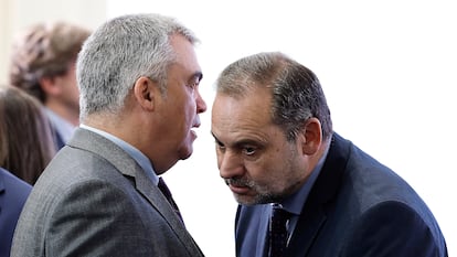 Santos Cerdán (a la izquierda) y José Luis Ábalos, en la toma de posesión del ministro de Transportes en noviembre de 2023.