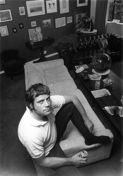 Oliver Reed bebiendo en 1971.