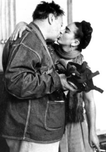 León Trotski y Kalho mantuvieron una apasionada relación. Frida también coqueteó con mujeres, pero siempre había un punto donde regresar: Diego Rivera, con quien contrajo matrimonio en dos ocasiones. En la imagen, la pareja, fotografiada por Nickolas Muray en el estudio de San Ángel, Ciudad de México, en 1938.
