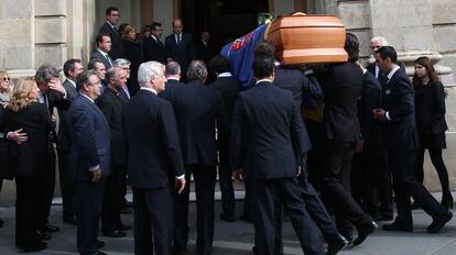 El féretro con los restos mortales de la Duquesa de Alba a su llegada al Ayuntamiento de Sevilla donde se ha instalado la capilla ardiente.