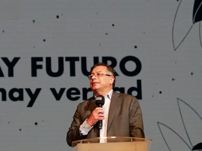 El presidente electo de Colombia, Gustavo Petro, pronuncia un discurso durante la presentación del informe final de la Comisión de la Verdad, en Bogotá, el 28 de junio de 2022.