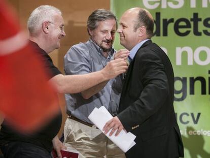 Cayo Lara y Willy Meyer saludan al candidato griego de Syriza, Stavros Karagkounis