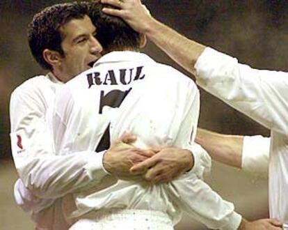Figo abraza a Raúl tras marcar éste el primer gol.