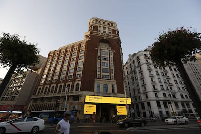 El Palacio de la Prensa preside el punto m&aacute;s alto de Gran V&iacute;a, frente a la plaza del Callao.