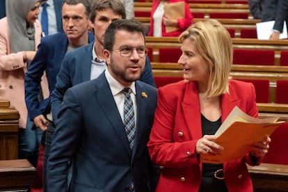 El president Pere Aragonès y Raquel Sans, portavoz de ERC, a la salida este jueves de un Pleno del Parlament.