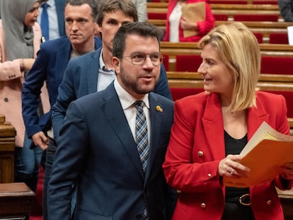 El president Pere Aragonès y Raquel Sans, portavoz de ERC, a la salida este jueves de un Pleno del Parlament.