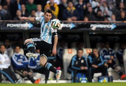 Messi controla el bal&oacute;n en un amistoso.